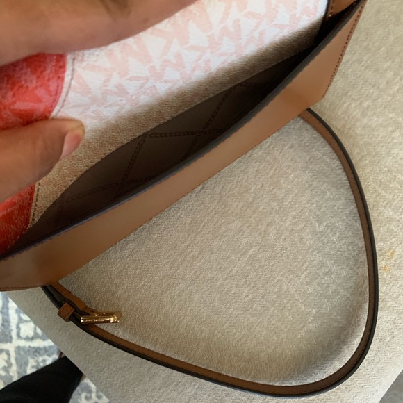 HP💞 New Mk crossbody 🦄 limited addition - Picture 6 of 10